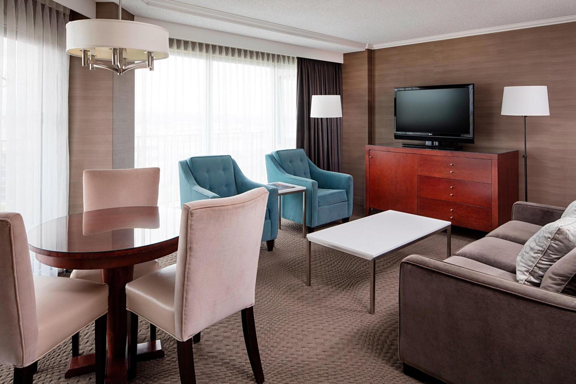 Sheraton Cavalier Calgary Hotel Exterior foto