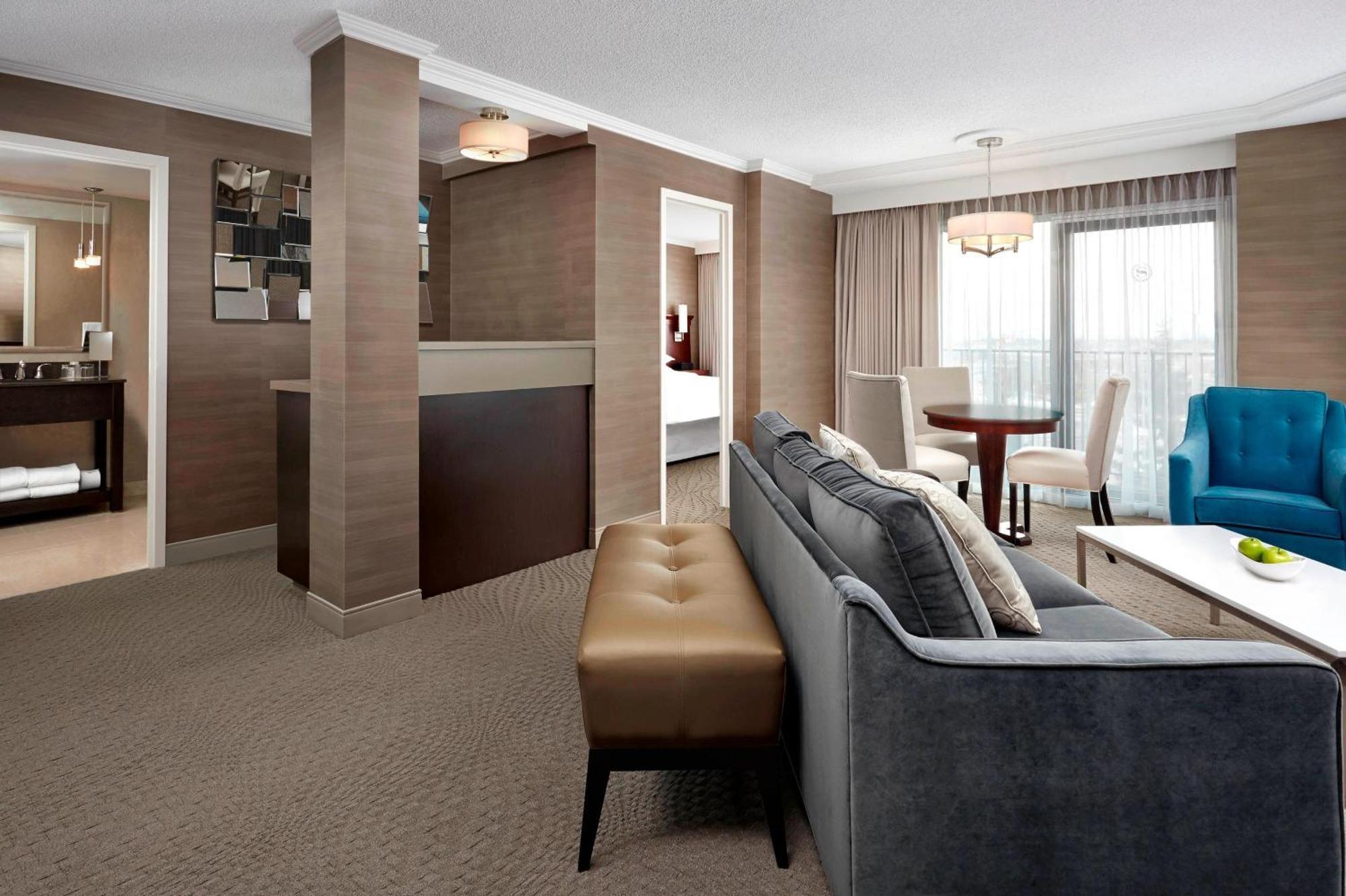 Sheraton Cavalier Calgary Hotel Exterior foto
