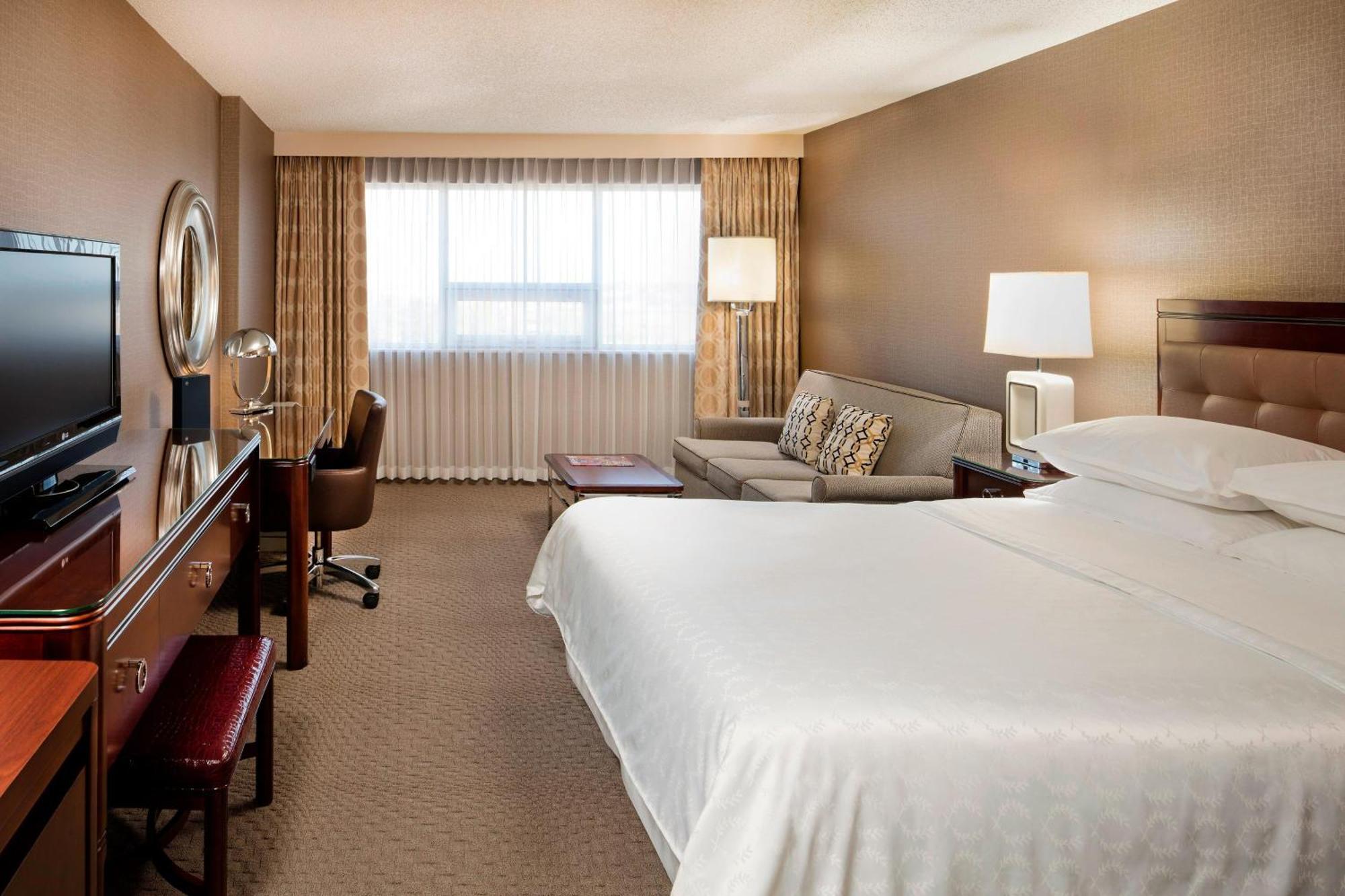 Sheraton Cavalier Calgary Hotel Exterior foto